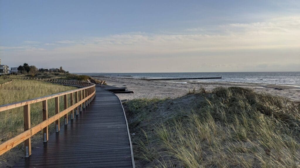 Holzsteg durch die Dünen zum Strand