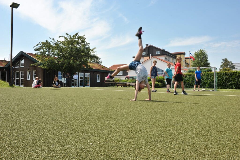 Kinder spielen auf einem Rasen