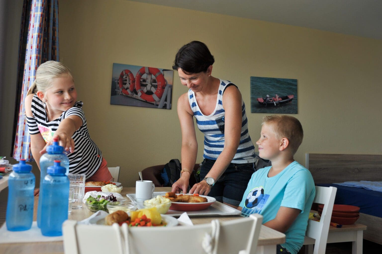 Mutter mit zwei Kindern am Esstisch