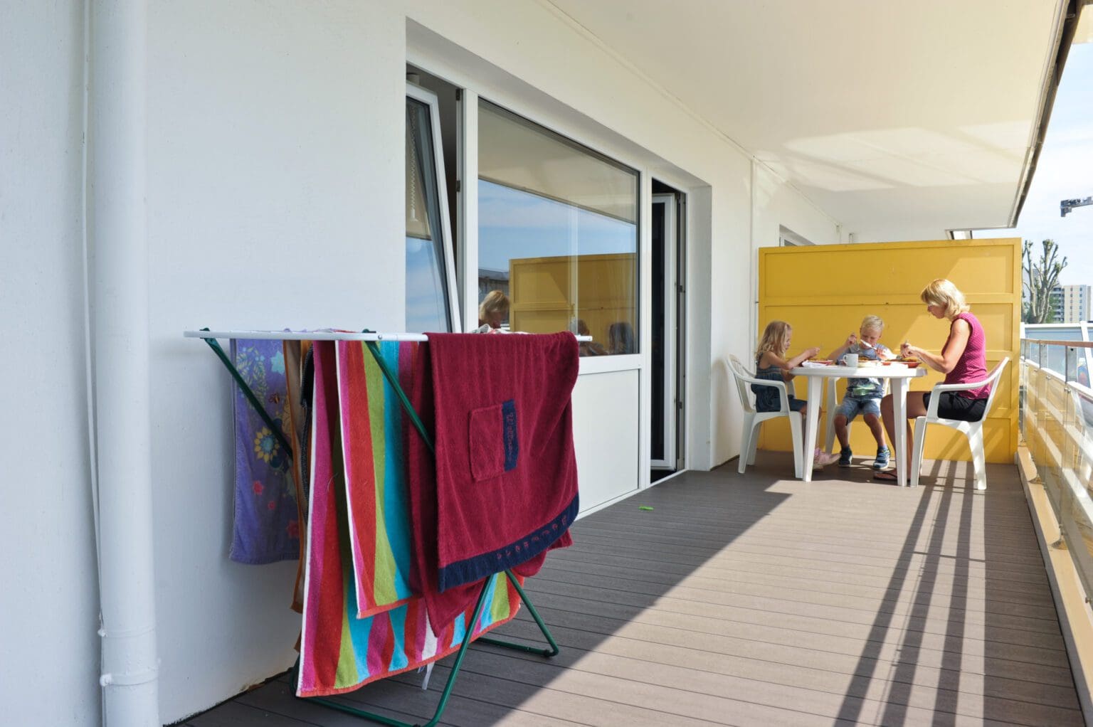 Familie isst auf einem Balkon