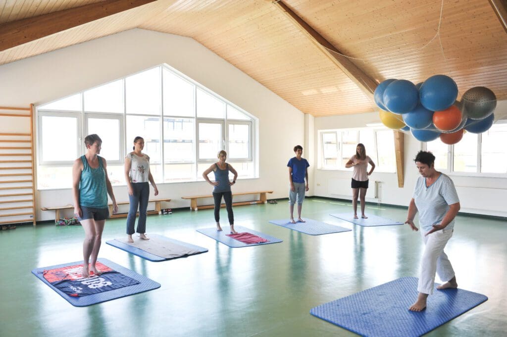 Frauen beim Sport in einer Turnhalle