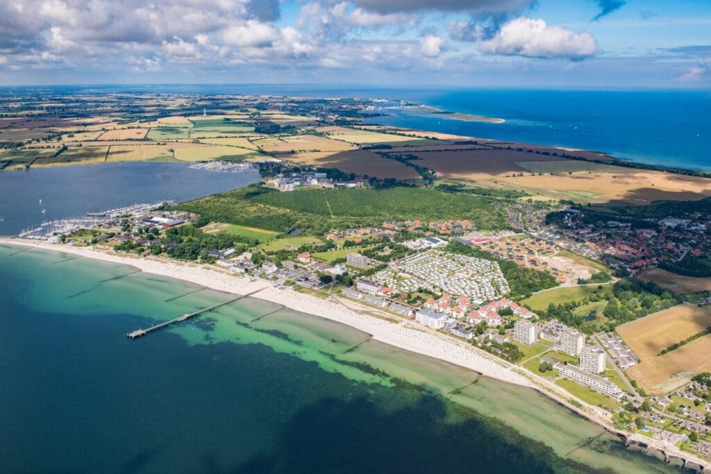 Luftbild einer Halbinsel umgeben von Meer