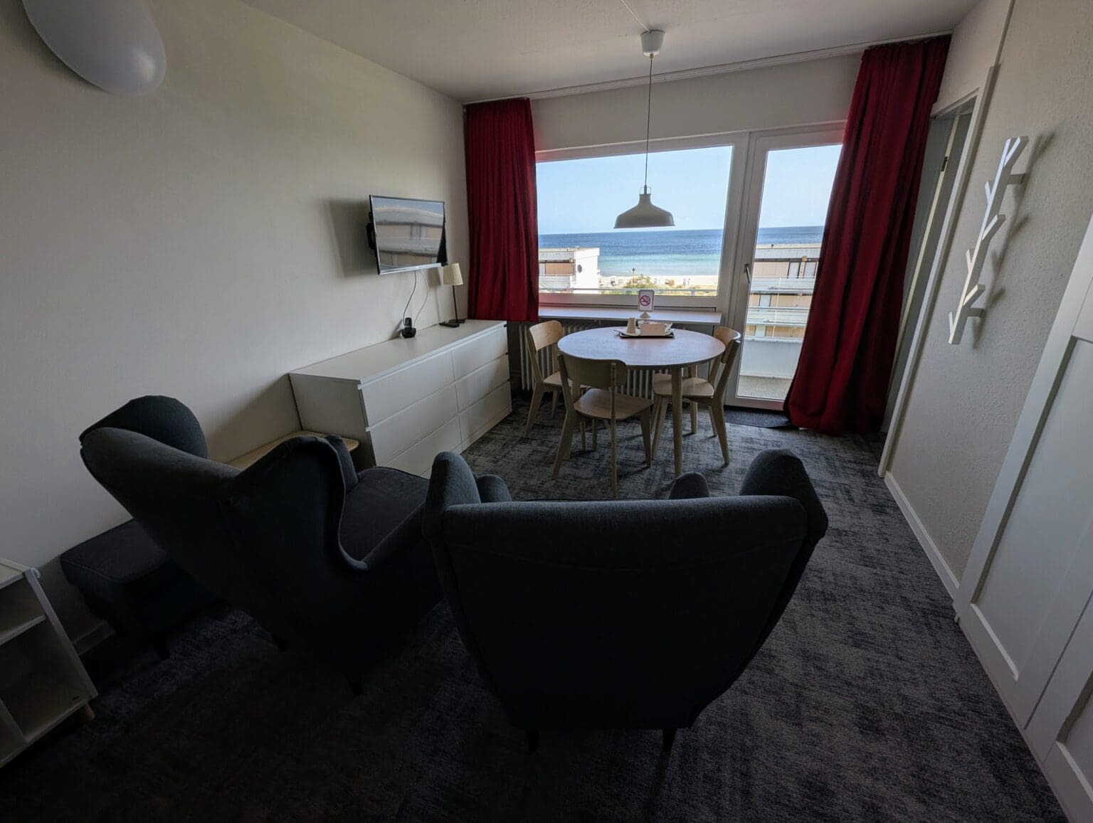 Panoramablick aus einem Fenster mit Sesseln