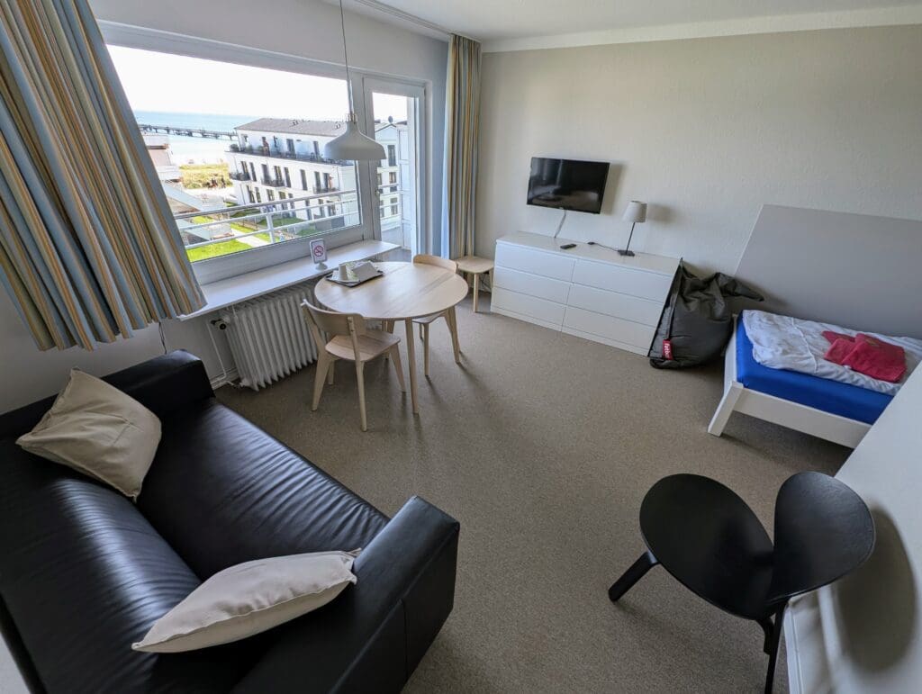 Wohnbereich mit Sofa, Tisch und Stühlen mit Meerblick