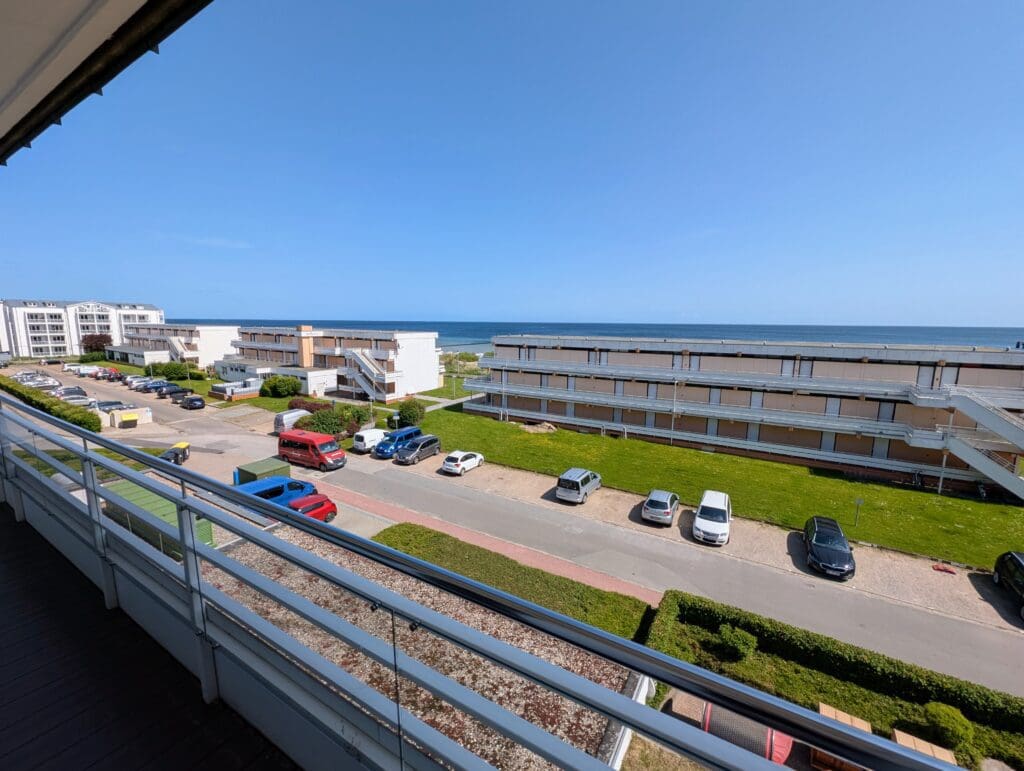 Blick vom Balkon auf Straße und Meer