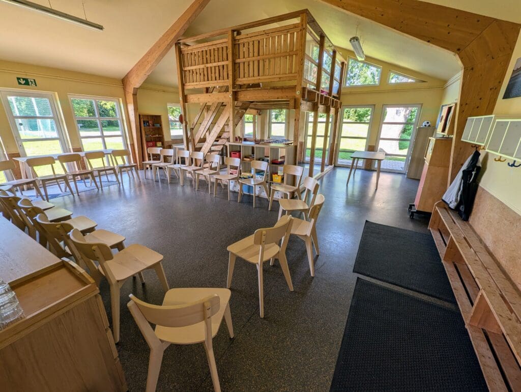 Tischkreis im Spielraum mit Fensterfront