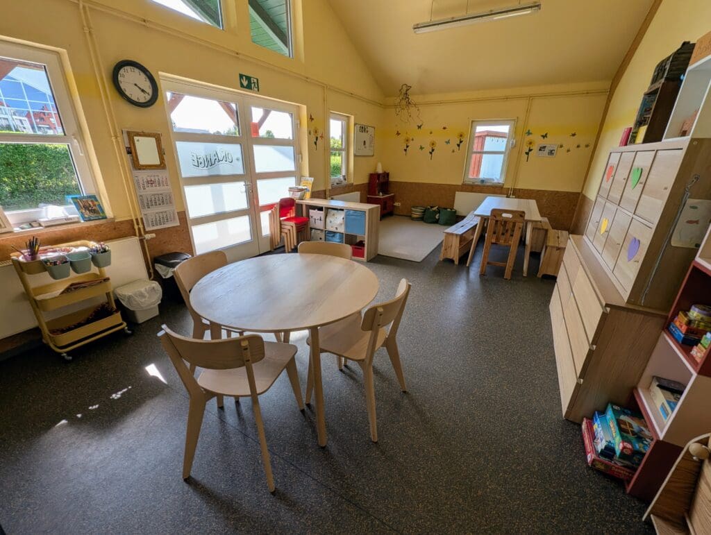 Tischgruppe im Spielraum mit Fensterfront