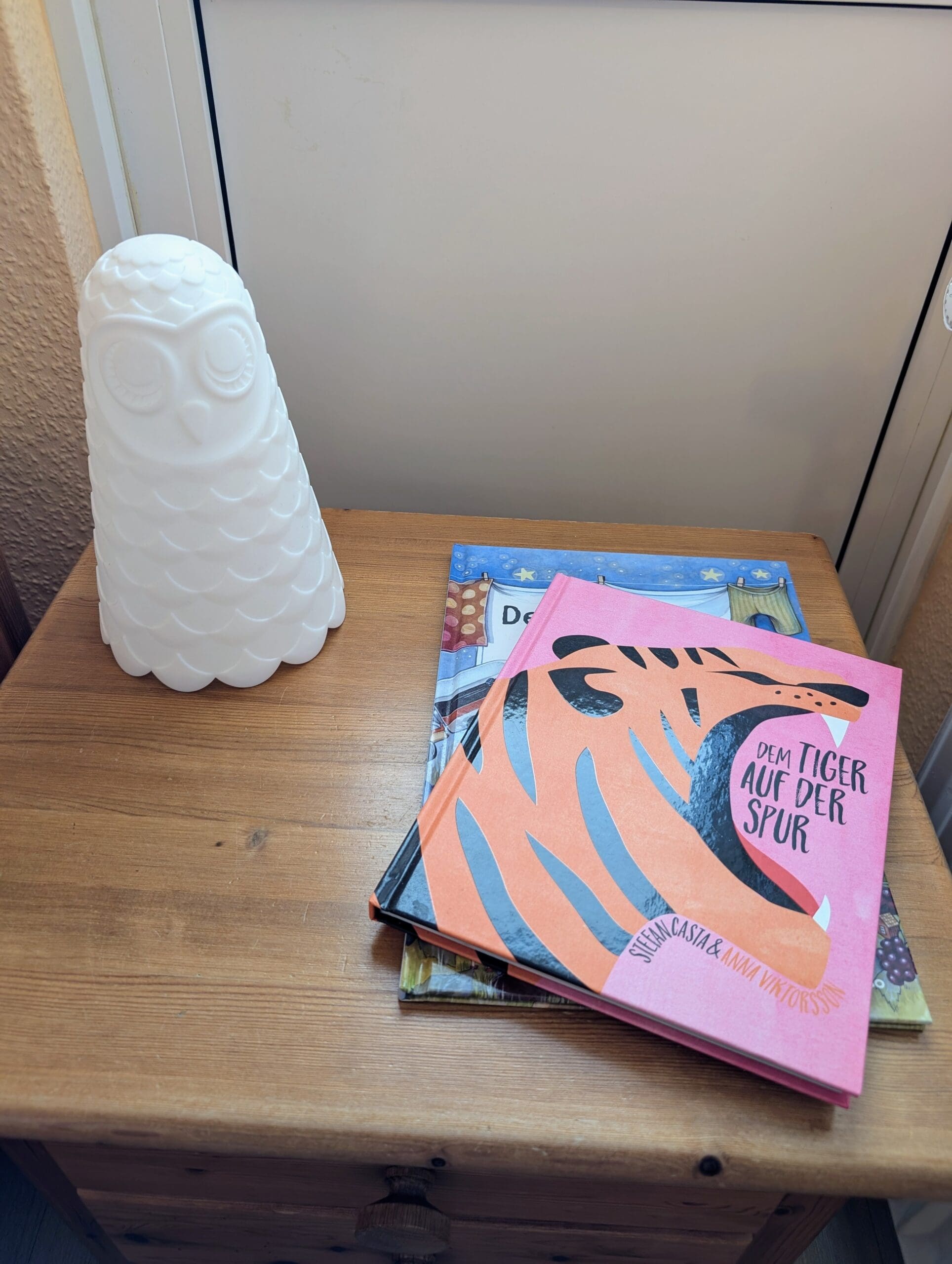 Eulenlampe und Kinderbuch auf Tisch