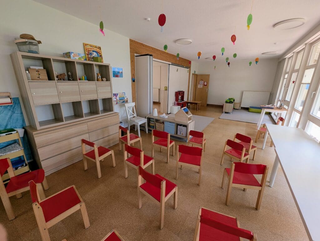 Gruppenraum mit Tischen und Stühlen im Kinderclub
