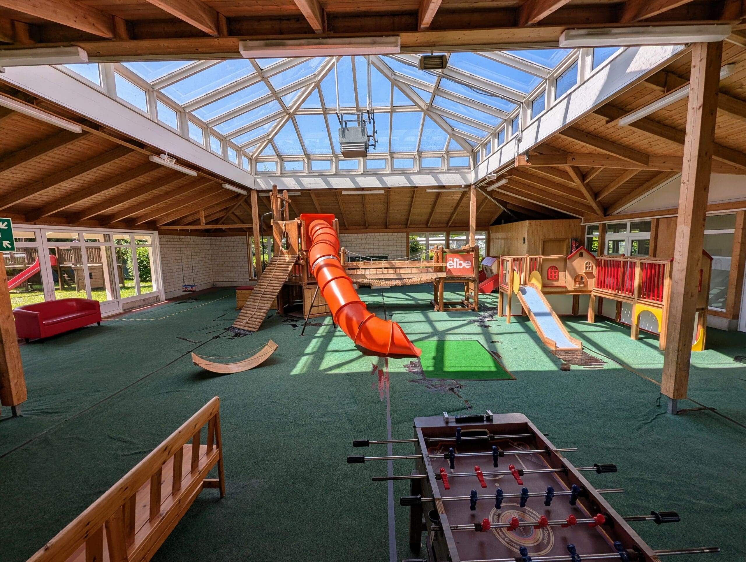 Spielhaus mit großer Rutsche im Innenbereich