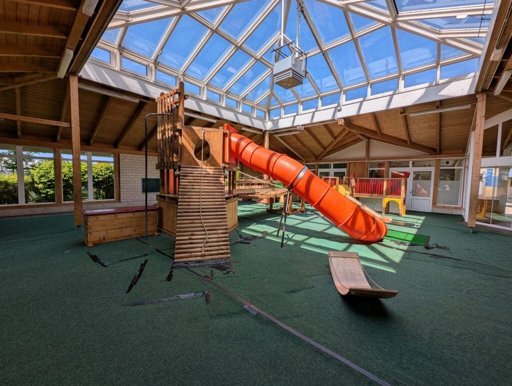 Innenansicht eines Spielhauses mit Rutsche