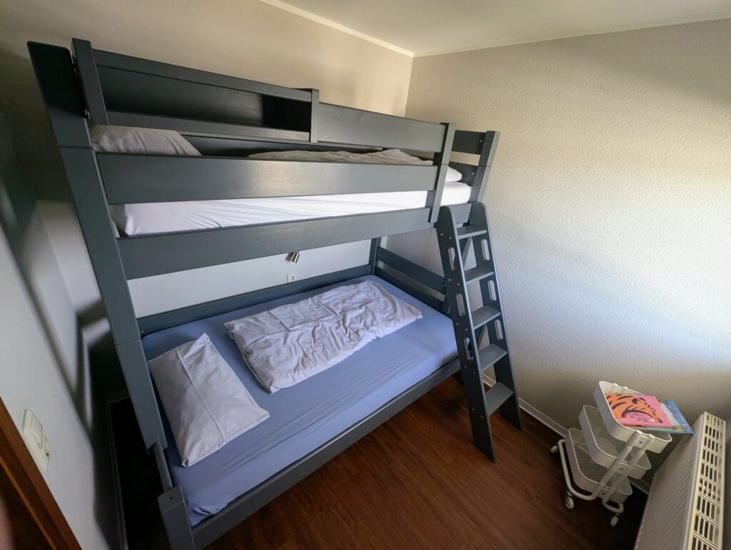 Etagenbett in einem hellen Kinderzimmer