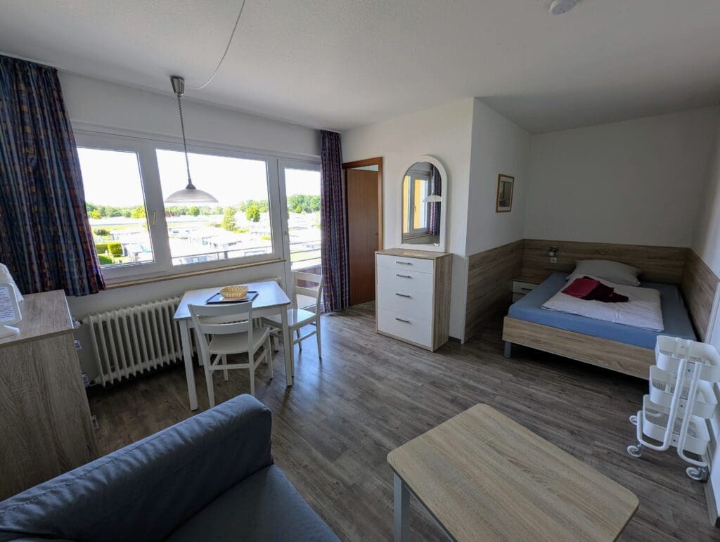 Wohnbereich mit Sofa, Bett und Tisch