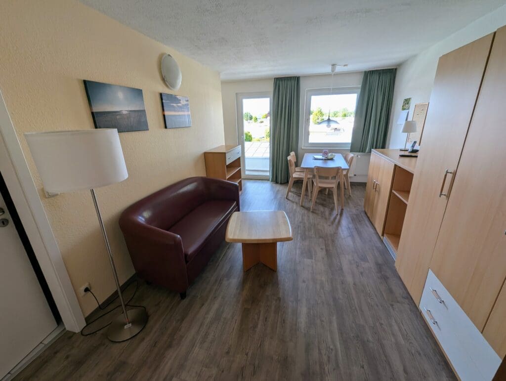 Appartement mit Schrankwand und Wohnzimmer