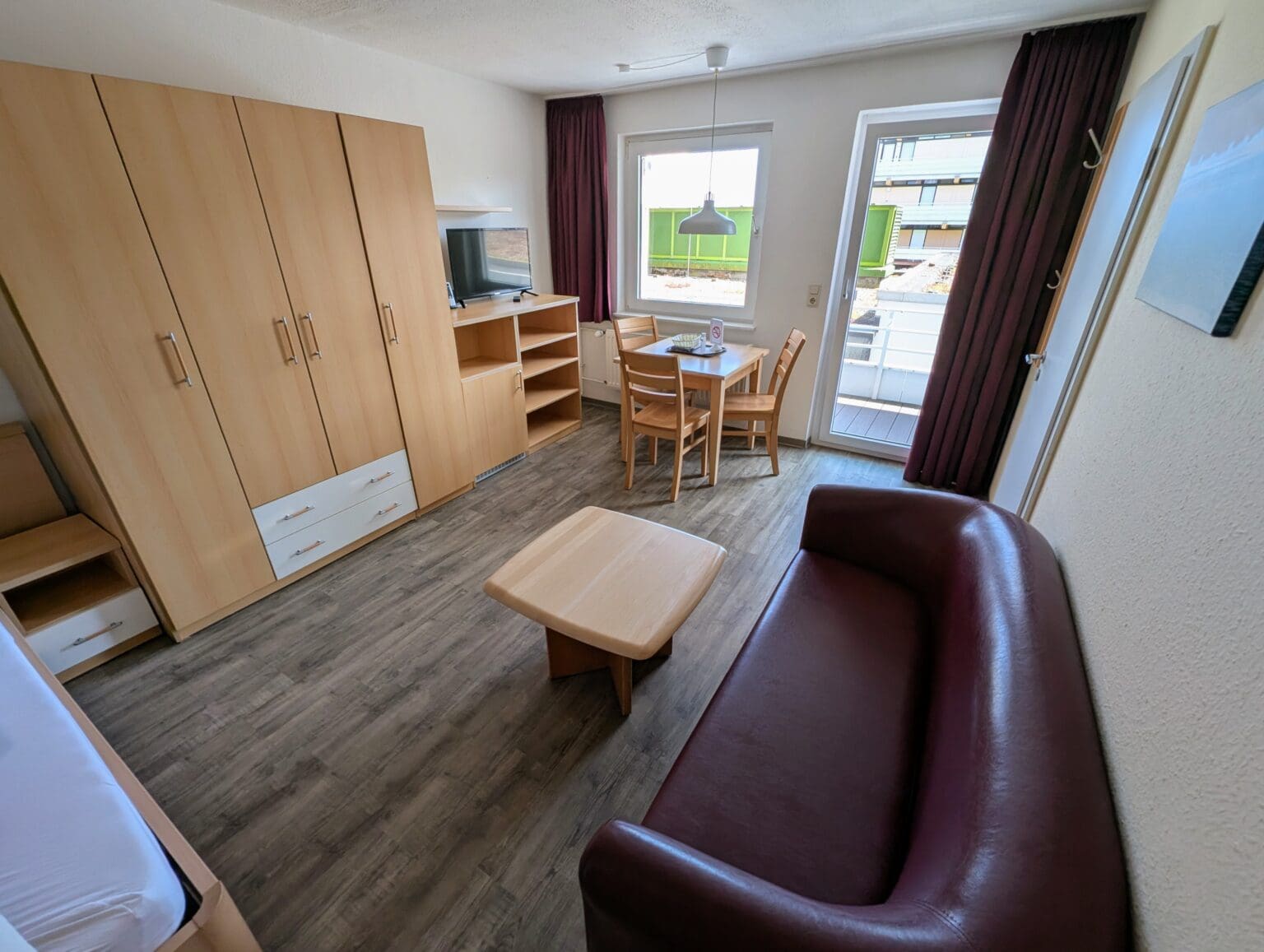 Appartement mit Schrankwand und Wohnzimmer