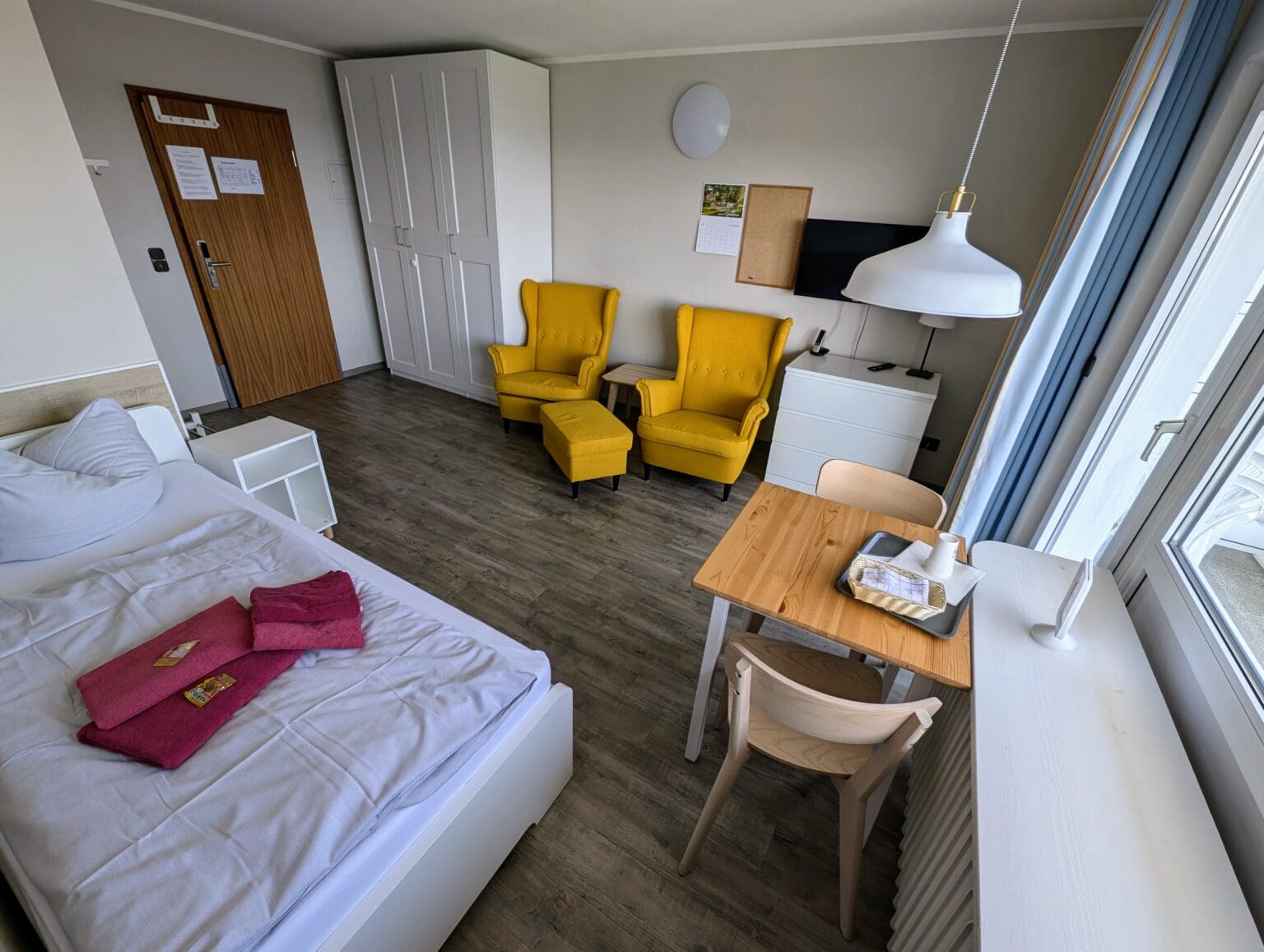 Wohnbereich mit Sofa, Tisch und Stühlen