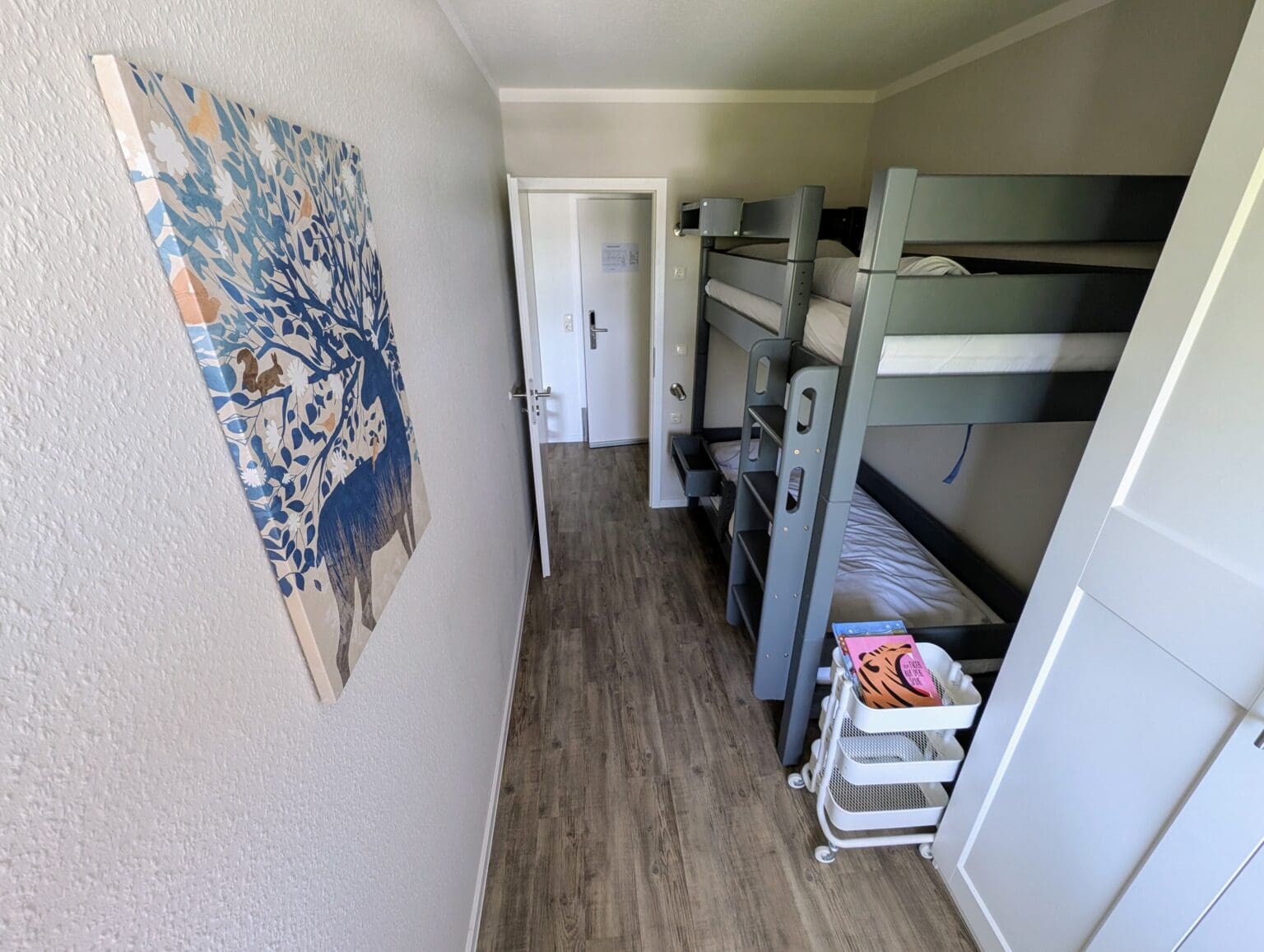 Etagenbett in einem hellen Kinderzimmer