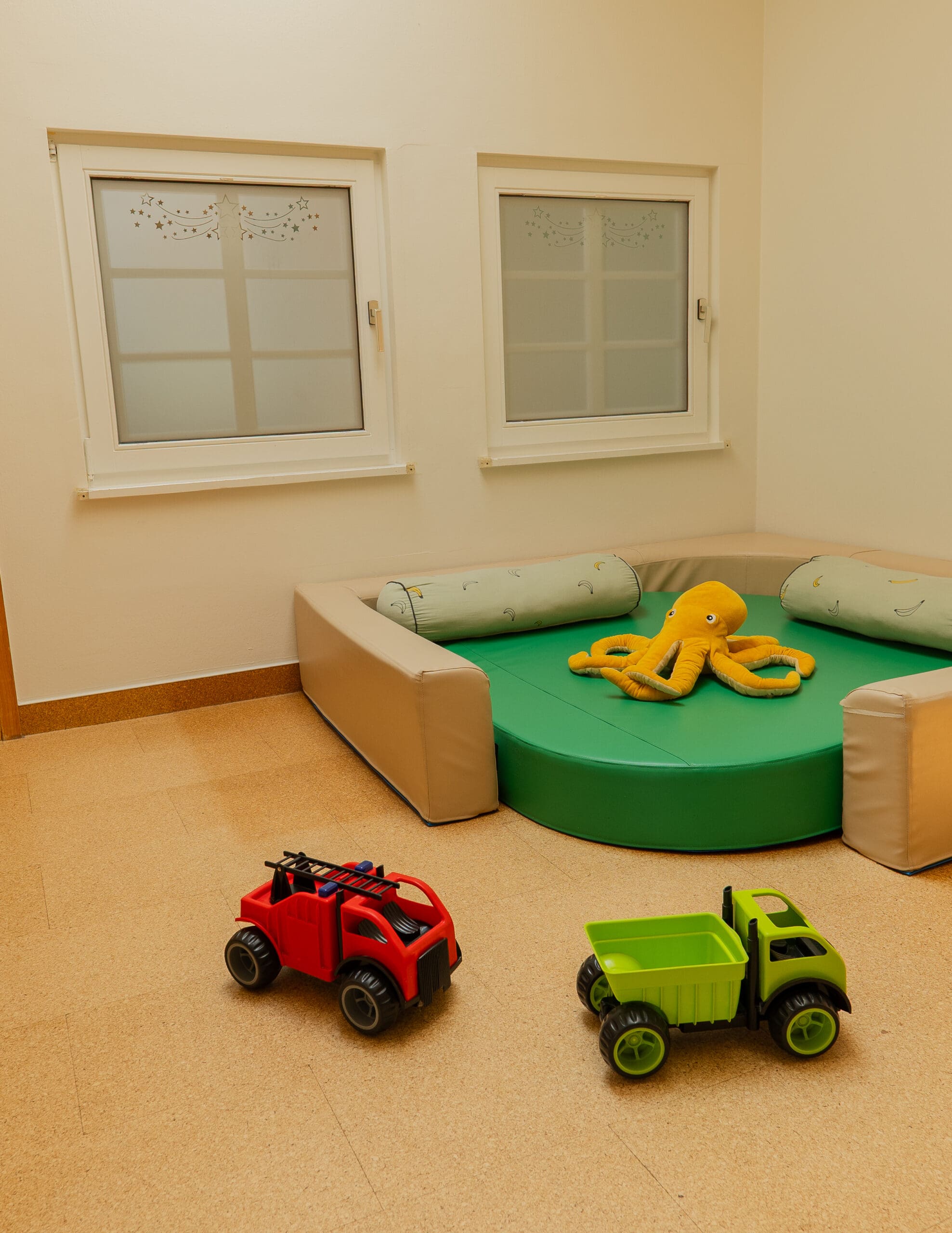 Spielecke mit grüner Matratze und Spielzeug