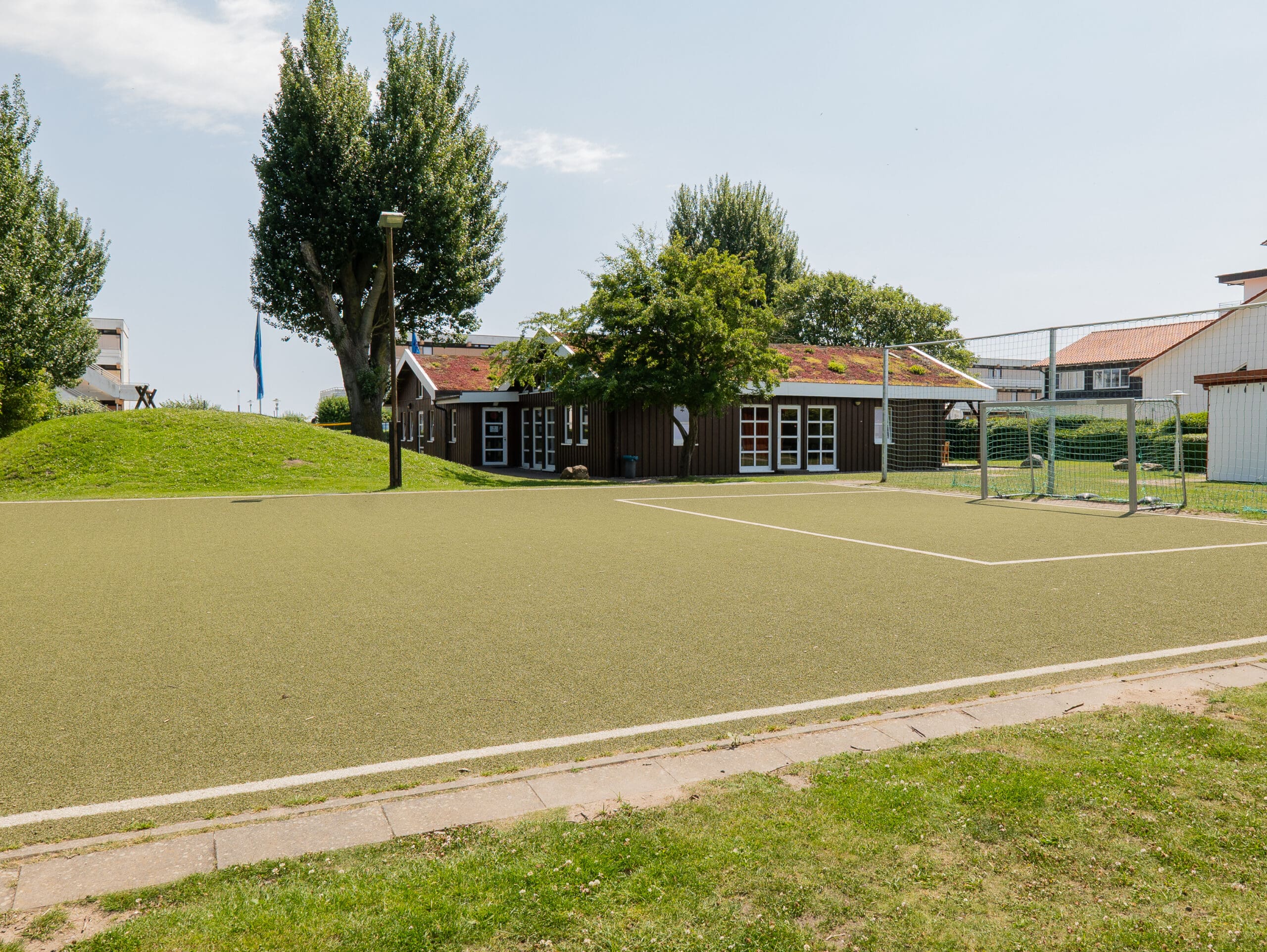 Bolzplatz mit grünem Kunstrasen
