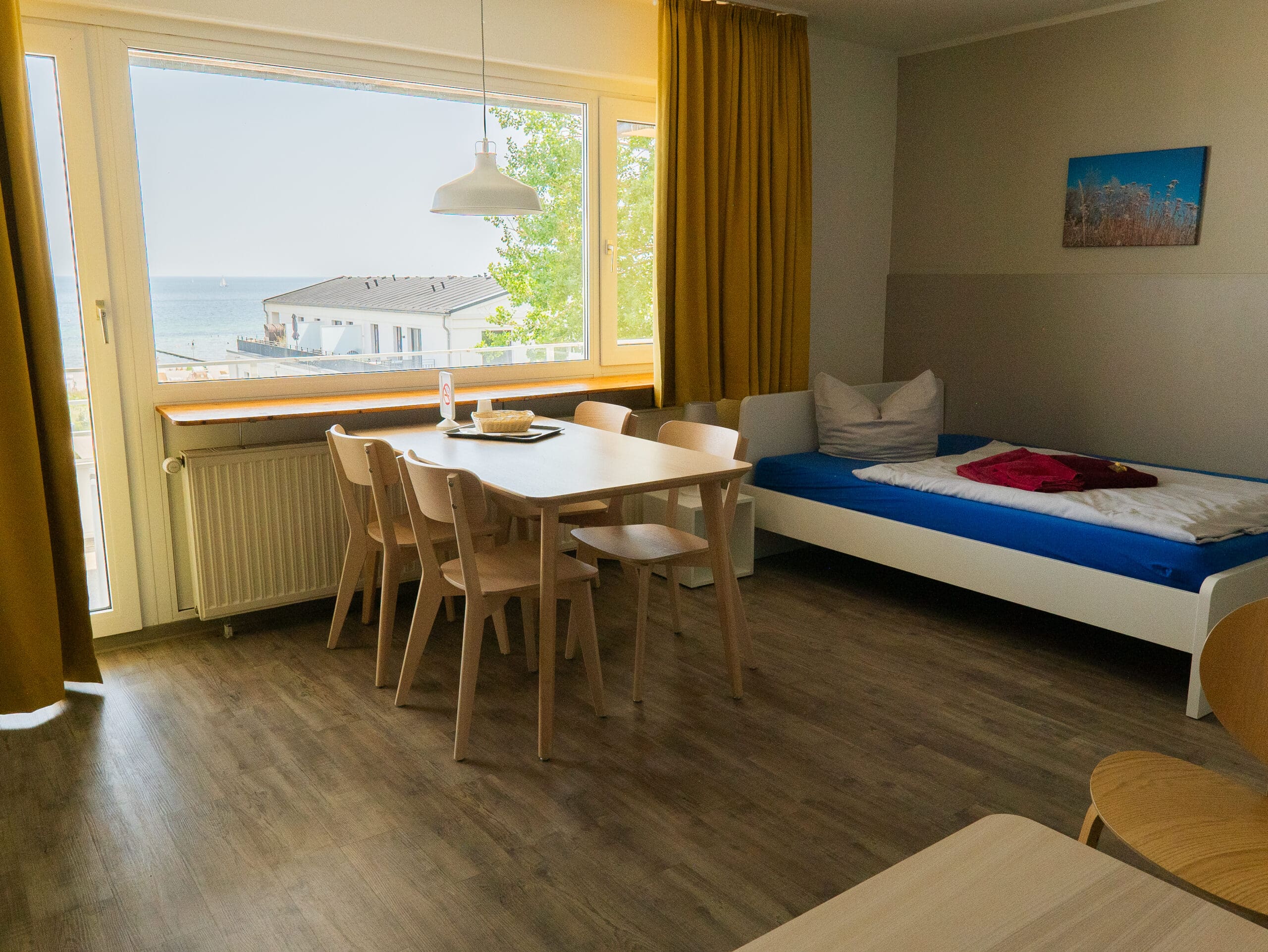 Zimmer mit Esstisch und Tagesbett