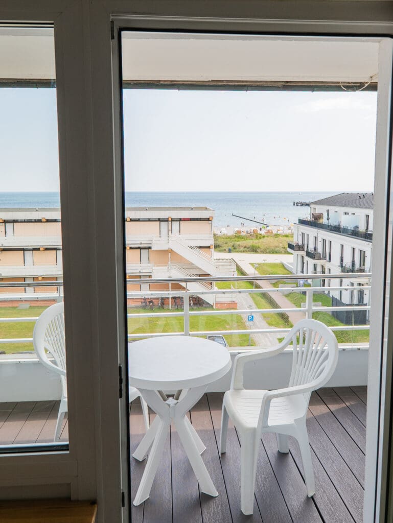 Blick vom Zimmer auf Balkon mit Meerblick