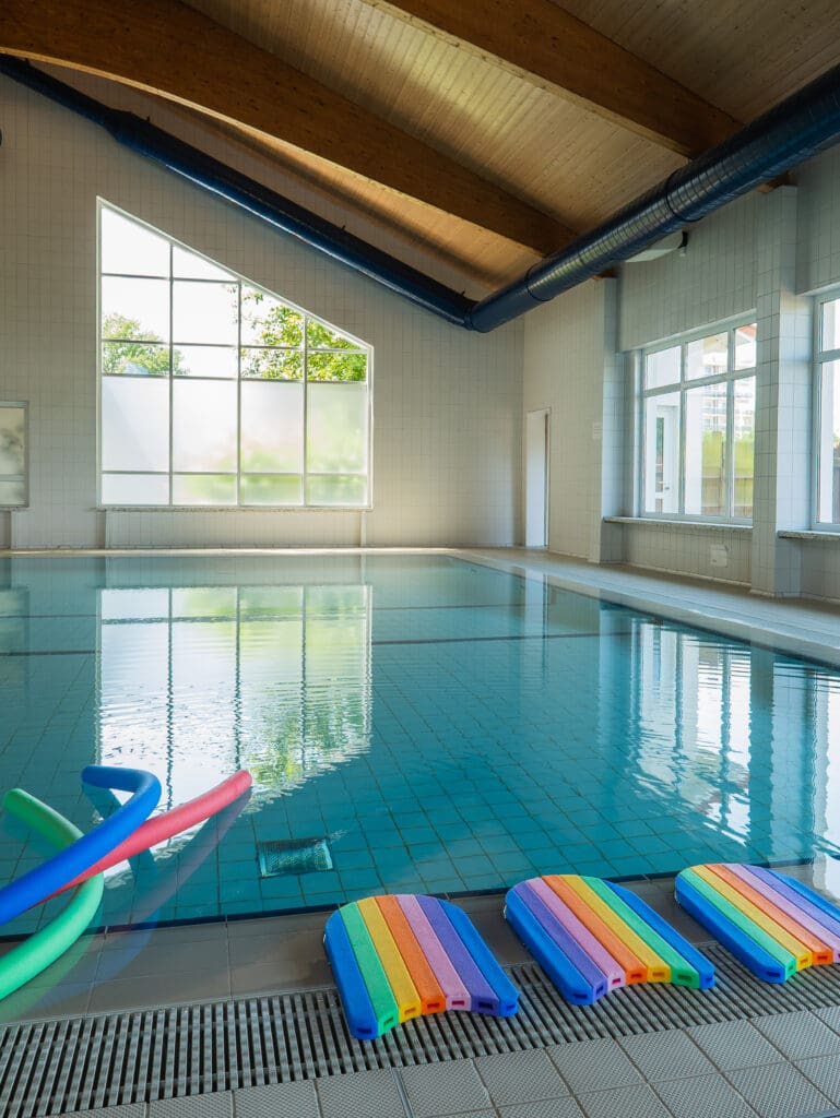 Hallenbad mit Spielzeugen im Wasser